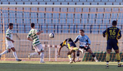 لاعب العهد محمد حلاوي يسجل الهدف الثاني طائراً في مرمى الأنصار
