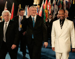 بن همام (إلى اليمين) خلال مشاركته مؤتمر الفيفا الذي عقد في سيدني (ويل بورجيس ــ رويترز)