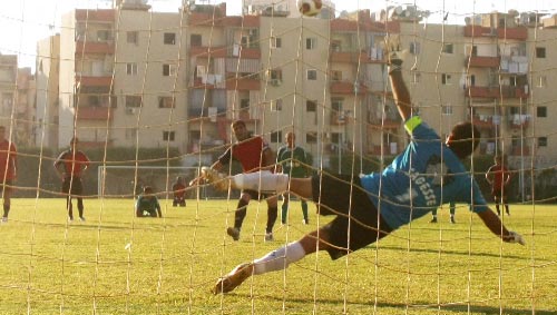 لاعب الأهلي صيدا محمد ناصر يطيح بركلة الجزاء فوق المرمى
