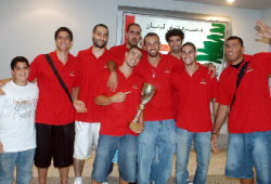 لاعبو منتخب لبنان مع كأس البطولة في المطار (محمد علي)