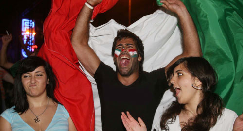 تشجيع لبناني خلال مشاهدة إحدى مباريات كأس أوروبا 2008 (محمد علي)