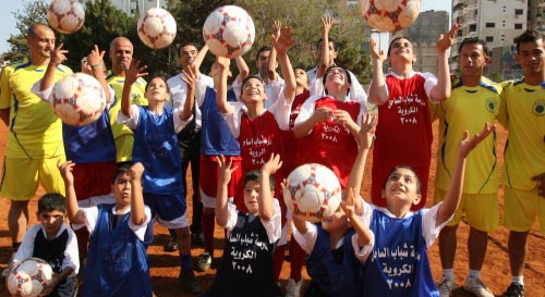 طلاب المدرسة الكروية مع مدربيهم (محمد علي)