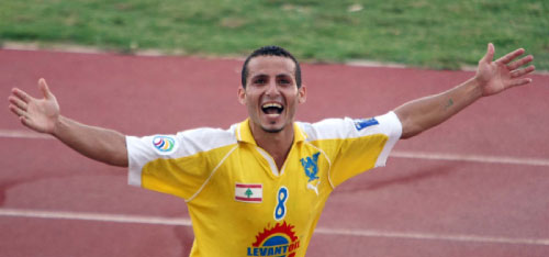 لاعب الصفاء محمد قرحاني فرحاً بهدف التأهل (محمد علي)