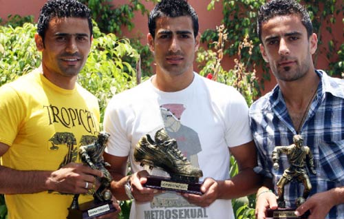 نجوم الدوري من اليمين: عباس عطوي (أونيكا)، محمد غدار وعباس عطوي النجمة مع جوائزهم (محمد علي)