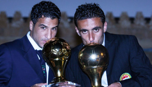 العراقي سدير وعطوي يطبعان قبلة على جائزتيهما كأفضل لاعب في لبنان (محمد علي)