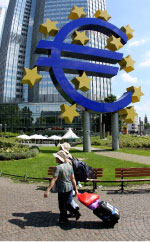 سائحان في باحة المصرف الأوروبي في فرانكفورت (فرديناند أوستروب ــ أ ب)