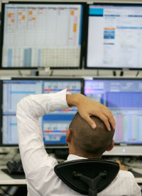 مراقبة الأسهم وانتظار التطوّرات (يوريكو ناكاو ــ رويترز)