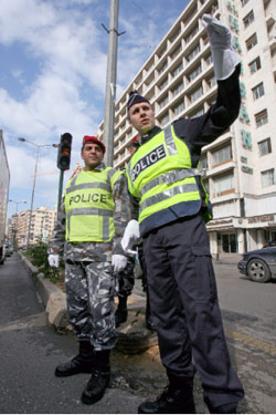 شرطي فرنسي يدرّب زميله اللبناني على تنظيم السير في كورنيش المزرعة (بلال جاويش)