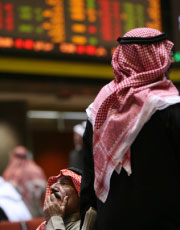 مستثمران في سوق الكويت للأوراق الماليّة (ياسر الزيّات ــ أ ف ب)