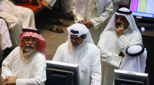 مستثمرون يراقبون التداول في سوق الكويت (ياسر الزيّات ــ أ ف ب)