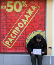 عجوز روسي يتسوّل أمام متجر في مدينة ستافروبول الجنوبيّة (رويترز)
