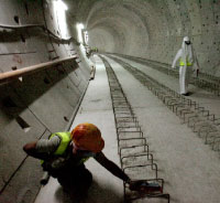 عاملان في مشروع بناء مترو دبي (كريم سهيب ـــ أ ف ب)