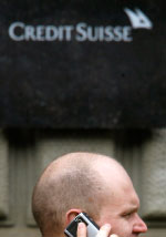 سويسري يمرّ أمام مصرف «Credit Suiss» في زوريخ ( رويترز)