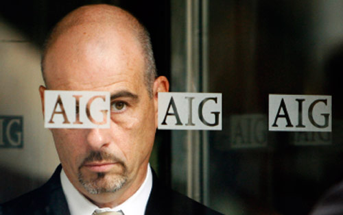 موظّف يغادر مبنى «AIG» في نيويورك في 16 أيلول الماضي (لوكاس جاكسون ـــ رويترز)
