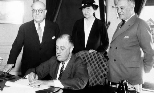 الرئيس فرانكلين روزفلت يوقّع «قانون واغنر» لمواجهة البطالة في تمّوز عام 1933 (أرشيف ــ أ ب)