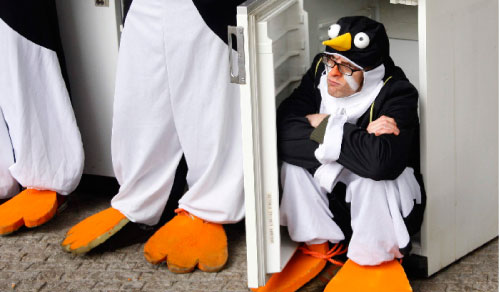 لم يتفق الأوروبيّون على إجراءات لخفض انبعاث الغازات الدفيئة رغم احتجاج البطريق! (فرانسوا لونوار ــ رويترز)