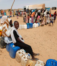 لاجئون سودانيّون في دارفور ينتظرون «المساعدات المائيّة» (ن. ناصر ــ أ ب)