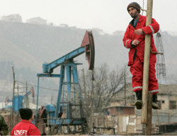 عاملان في مضخّة نفط في باكو الأذريّة: هل تنعش الأسعار الاستثمارات؟ (د. مدزيناريشفيلي ــ رويترز)