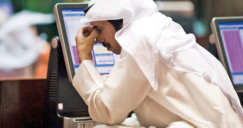 مستثمر كويتي في سوق الأوراق الماليّة (ستيفاني ماكجيهي ــ رويترز)