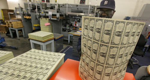 توضيب الدولارات في مركز طباعة في واشنطن (مارك ويلسون ــ أ ف ب)