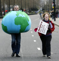 «العدالة لفقراء العالم» خلال التظاهرة التي شهدتها شوارع لندن ضدّ «G20» (أكيرا سويموري ــ أ ب)