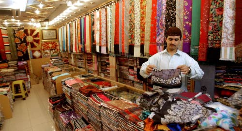 شحّ المستهلكين في سوق الأقمشة في دبي (كريم سهيب ــ أ ف ب)