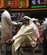 مستثمر في السوق الماليّة الكويتيّة (ياسر الزيّات ــ أ ف ب)