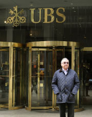 انتظار انتهاء الأزمة أمام فرع مصرف «UBS» في نيويورك (ت. كلاري ــ أ ف ب)