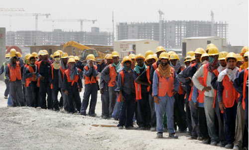 عمّال بناء يغادرون جزيرة ياس في أبو ظبي (مصعب عمر ــ رويترز)