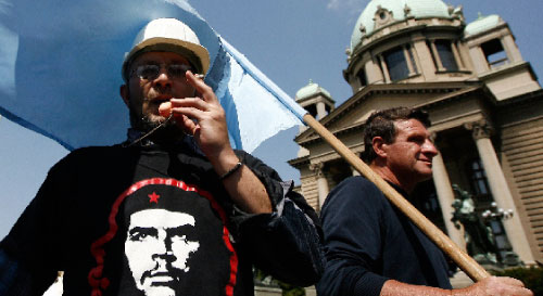 رمز ثورة الفقراء الآن حاضر في احتجاج نظّمته نقابات العمّال في بلغراد أوّل من أمس (ماركو ــ دجوريكا ــ رويترز)