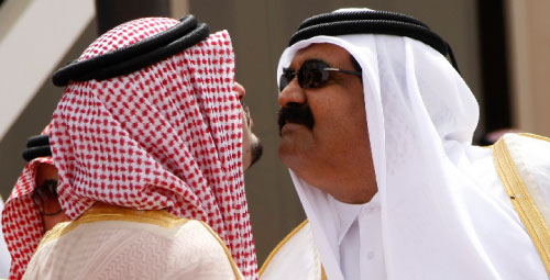 مسؤول سعودي يرحّب بالأمير القطري حمد بن خليفة آل ثاني في الرياض أمس (حسن عمّار ــ أ ب)