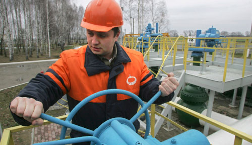 عامل بيلاروسي في محطّة الغاز «دروجبا» في قرية بوبوفيشي جنوب شرق مينسك (سيرغي غريتس ــ أ ب)