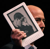 المدير التنفيذي لـ{Amazon» ، جيف بيزوس، يعرض أداة «Kindle DX» لتصفّح الجرائد إلكترونياً (سينسر بلات ــ أ ف ب)