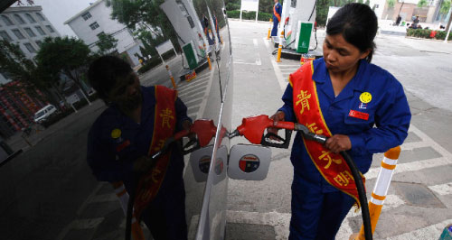 تعبئة الوقود في في شانغزي في محافظ شانكسي الصينيّة (ستريغر ــ رويترز)