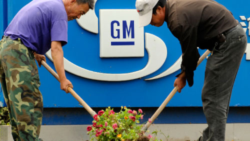 زرع الورود أمام مصنع تجميع «GM»... في شانغهاي! (أ ب)