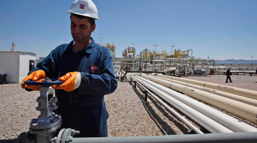 عامل في حقل «طوق» النفطي في منطقة كردستان العراق (هادي مزبان ــ أ ب)