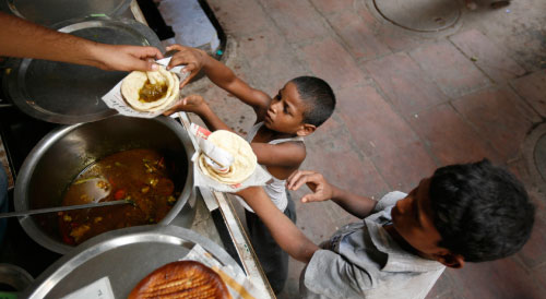 وجبة مجانيّة يقدّمها مطعم في نيودلهي هي كلّ ما يتمنّاه بعض أطفال الهند (مصطفى قريشي ــ أ ب)