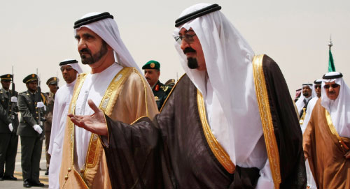 الملك السعودي عبد الله بن عبد العزيز يرحّب بحاكم دبي محمّد بن راشد آل مكتوم في الرياض الشهر الماضي (حسن عمّار ــ أ ب)