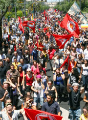 شوارع ليتشيه غصّت بالمتظاهرين ضدّ اجتماع وزراء «G8» (إ. تورتوريلّا ــ أ ب)