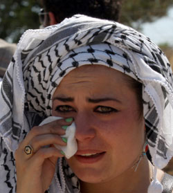 ناشطة سلام أوروبية قرب بلعين في الضفة الغربية (عباس مومنة ــ أ ف ب)