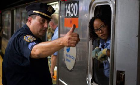 لا تزال الشرطة تحرس النقل العام في نيويورك (لوكاس جاكسون ــ رويترز)
