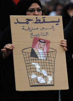متظاهرة بحرينية مناهضة لمشروع الوحدة الخليجية (رويترز)