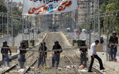 اجراءات امنية امام الطريق المؤدية الى القصر الرئاسي في القاهرة (عمرو عبد الله دلش ــ رويترز)
