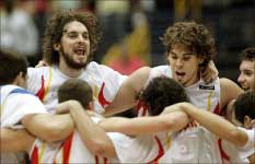 الشقيقان باو ومارك غاسول يحتفلان ورفاقهما بفوز إسبانيا على ليتوانيا (أ ف ب)