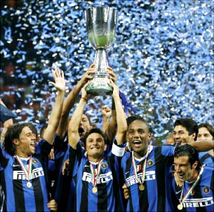 انتر ميلان متوّجاً بطلاً لـ“كأس السوبر الإيطالية” السبت الماضي على حساب روما (أ ف ب)