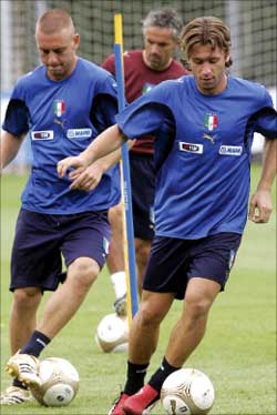الإيطالي أنطونيو كاسانو مستعرضاً مهاراته أثناء تحضيرات منتخب بلاده لمواجهة ليتوانيا (أ ب)