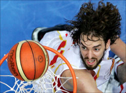 الإسباني باو غاسول مسجلاً في السلة الأرجنتينية (رويترز)