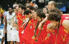 لاعبو إسبانيا مكلّلين بالميداليات الذهبية (أ ب)
