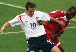 مايكل أوين في مباراة إنكلترا وترينيداد توباغو في مونديال 2006 (محمد علي)