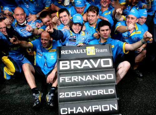 فرناندو ألونسو محتفلاً وأعضاء فريقه “رينو” بإحرازه بطولة العالم لسباقات الفورمولا 1